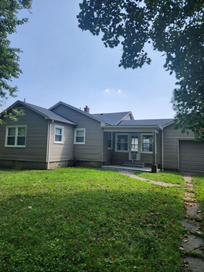 Building Photo - Updated Bungalow