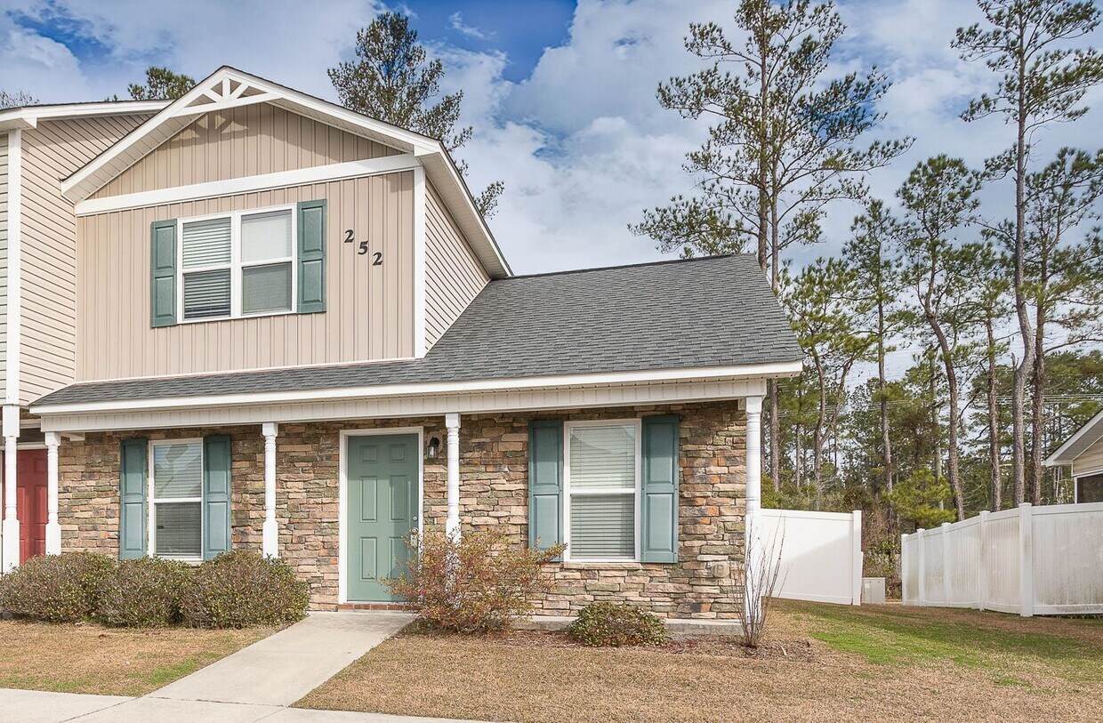 Foto principal - COMING IN SEPTEMBER Beautiful townhome in ...