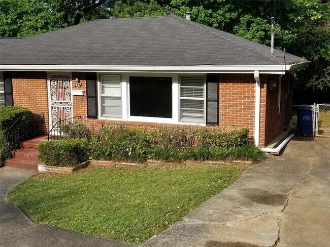 Foto del edificio - 817 Gertrude Pl NW