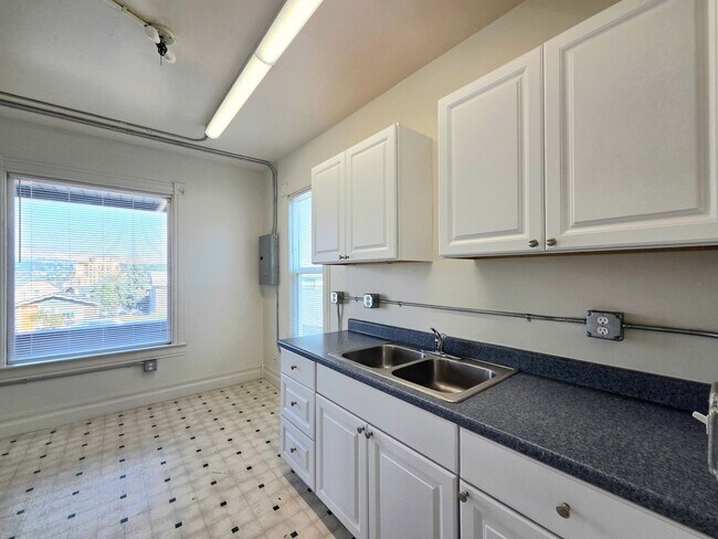 Building Photo - 124 N Buchanan Ave