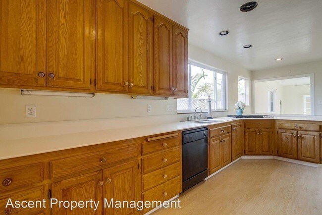 Building Photo - 4 br, 3 bath House - 4548 Point Loma Ave.