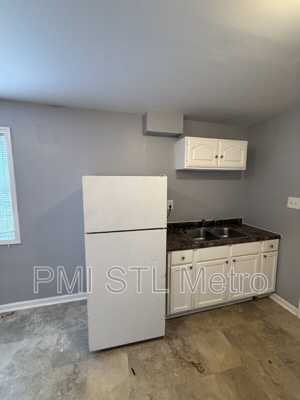 Building Photo - 10156 Cloverdale Dr