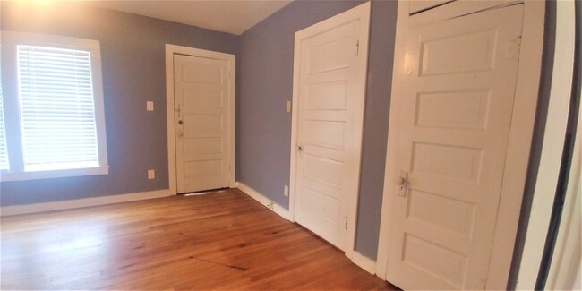 Building Photo - Bryan - 1 bedroom / 1 Bath / Fenced back y...