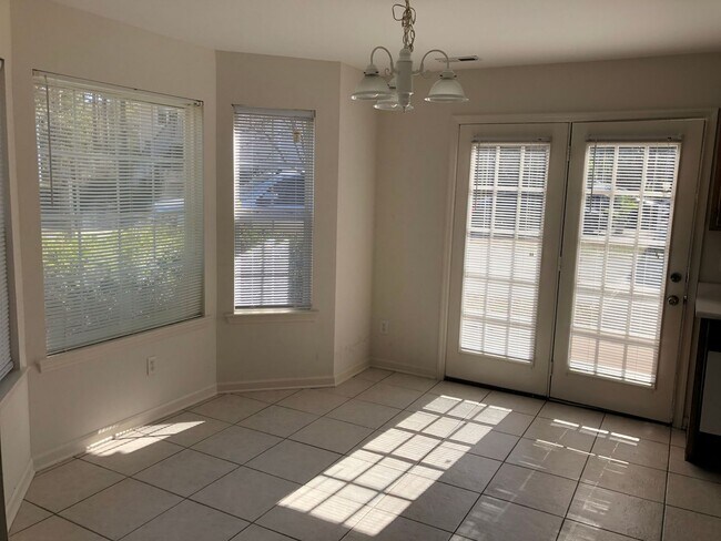 Foto del edificio - 4212 McClelland Dr