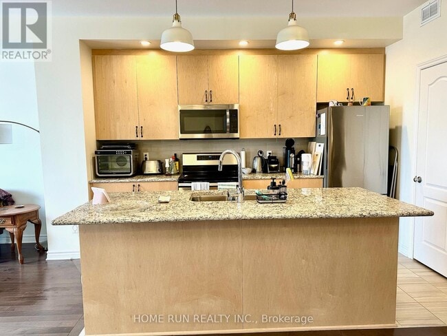 Building Photo - 572 Labrador Cres