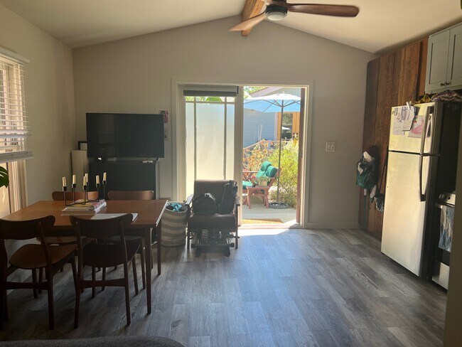 Foto del edificio - 1417 E 8th St