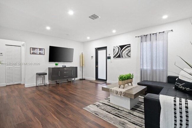 Foto del edificio - 445 SW 62nd Ct