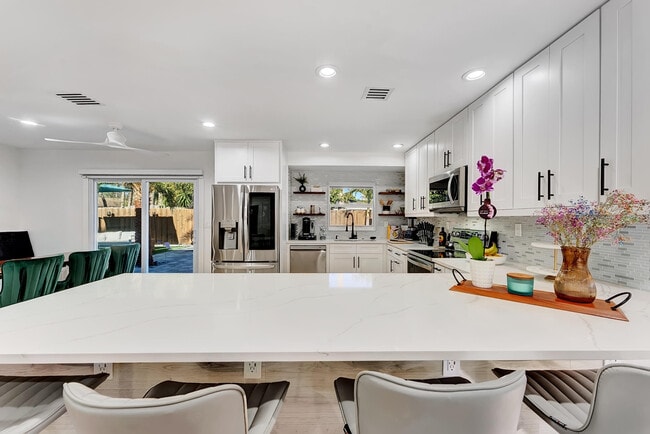 Building Photo - 707 W Boulevard Chatelaine