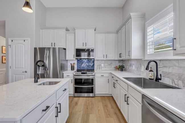 Building Photo - Executive Home in Convenient Location