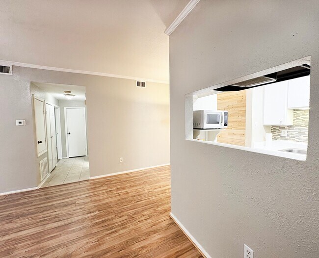 Foto del edificio - 7950 N Stadium Dr