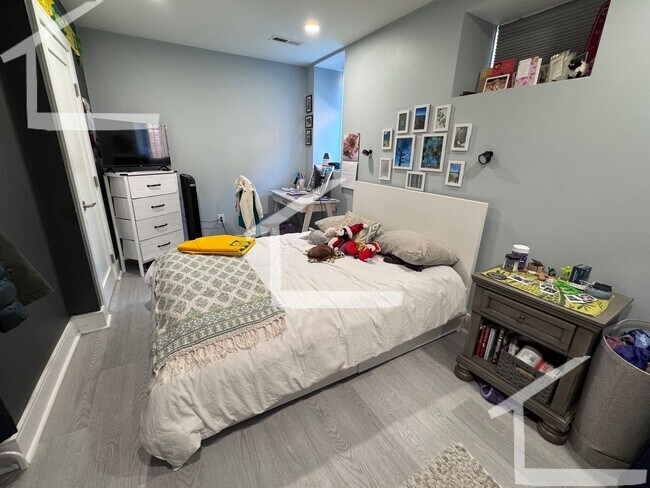 Foto del edificio - Elevated Luxury Apt near T in Washington Sq Brookline w Laundry in Unit, NO FEE, YT Video Tour Av...