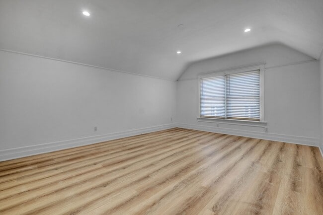 Building Photo - This spacious 1 bed, 1 bath apartment in a small, peaceful property in prime Lincoln Heights is n...