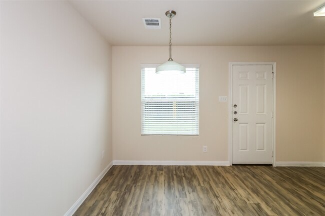 Foto del edificio - 6014 Peaceful Ridge Dr