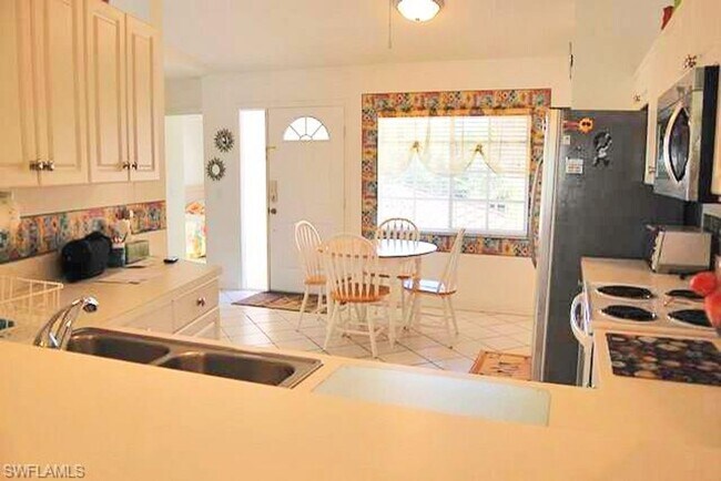 Foto del edificio - Bright and airy in beautiful gated community - lake views and Florida sunshine!