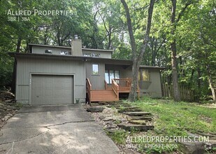 Building Photo - 894 N Lewis Ave