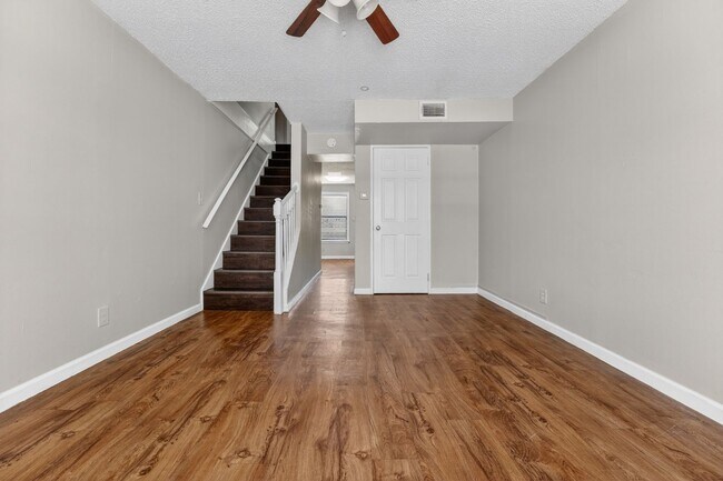 Foto del edificio - 2 Weeks Free! Spacious 4BR Townhome with Fenced Yard in Lago Vista