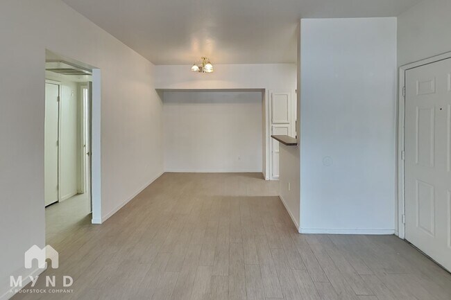 Foto del edificio - 9620 W Russell Rd