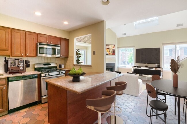 Building Photo - Beautiful Three Bedroom in Washington Square West
