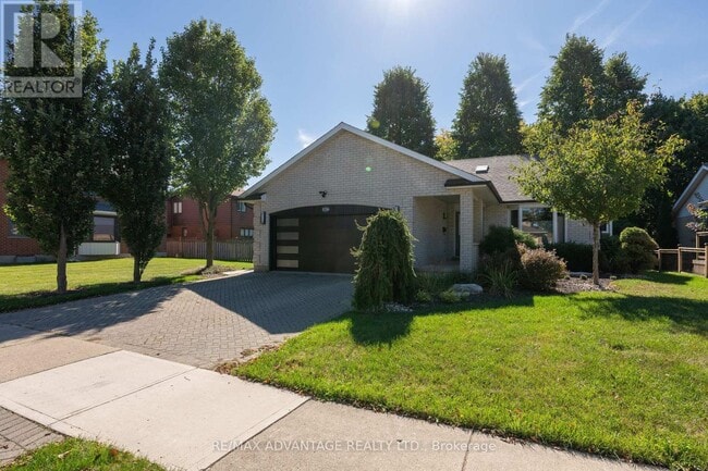 Building Photo - 126 Mountainview Crescent