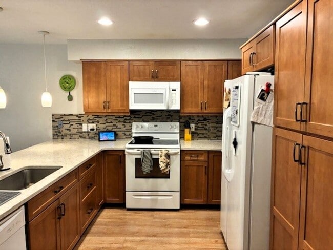 Building Photo - Long Term Rental- Lagoon Townhomes 738D