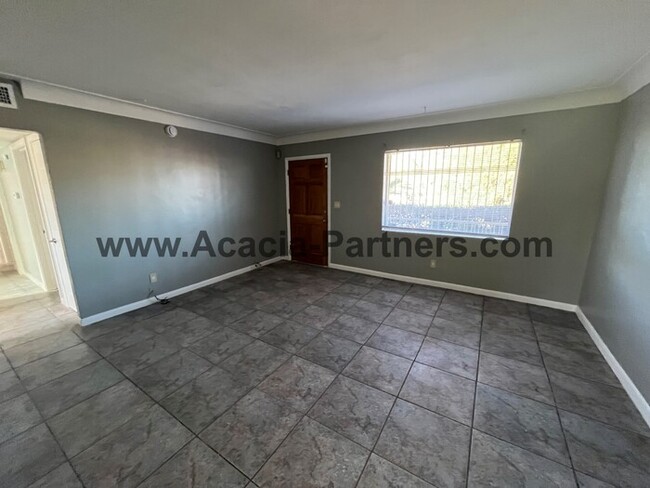 Building Photo - Three Bedroom Central Home