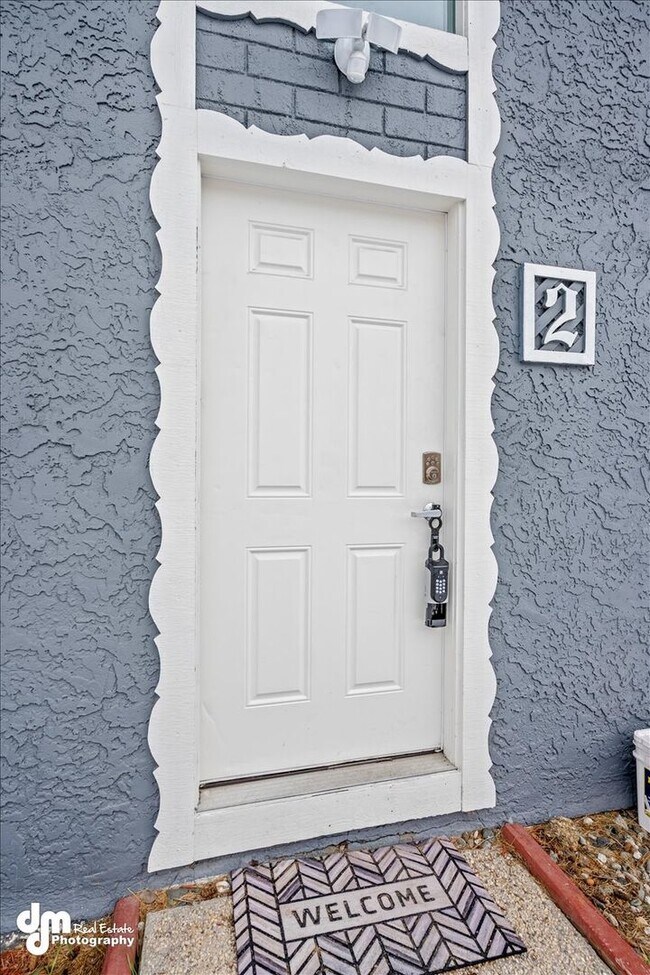 Foto del edificio - 3BD/2BA Triplex Unit with Modern Comforts