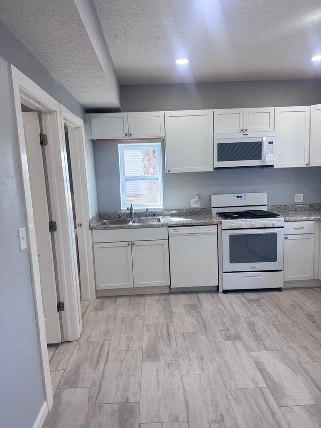 Building Photo - Remodeled 4 Bedroom 1 Bathroom Home