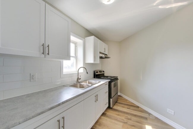 Building Photo - Beautifully Renovated 2 Bedroom Unit