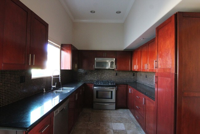 Building Photo - 10384 Almayo Ave