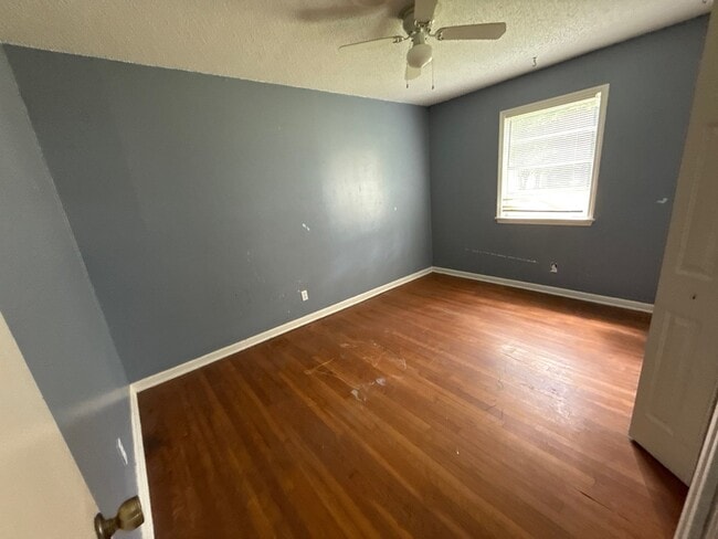 Building Photo - 1054 Deryll St