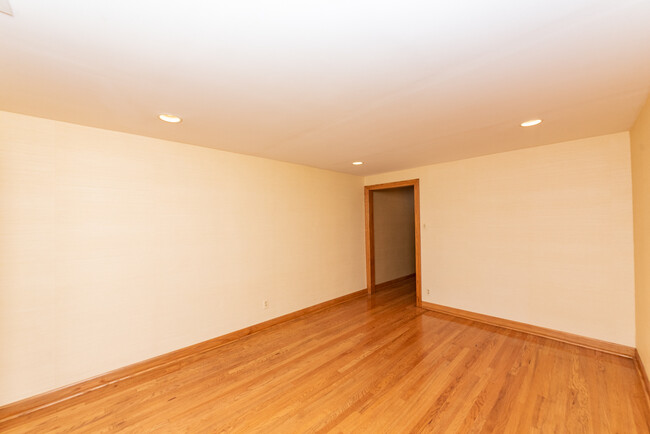 Building Photo - Massive 1300 sq ft 2 bed in Lakeview!