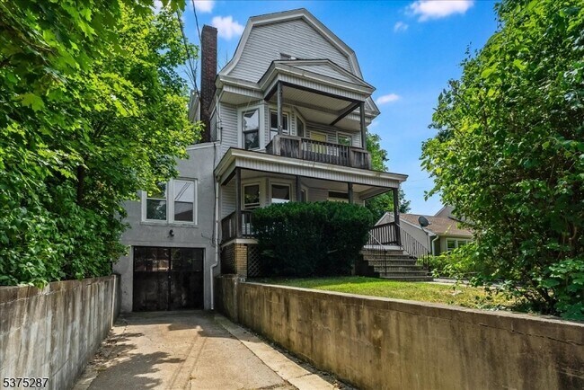 Foto del edificio - 132 Roseland Ave