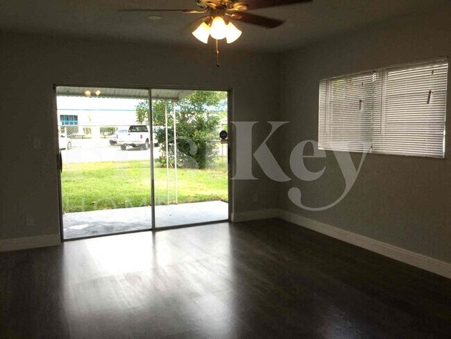 Foto del edificio - 1571 NW 7th Ave