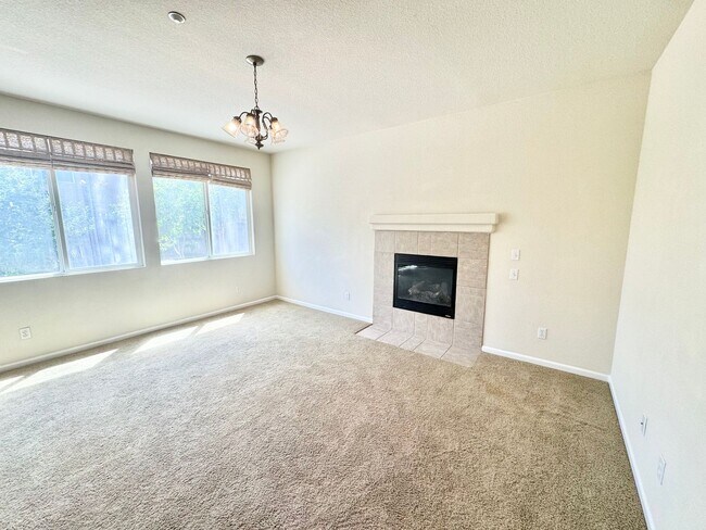 Foto del edificio - Lovely 2 Story Home In East Woodland In Great Location