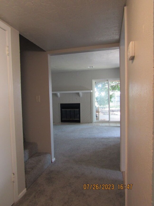 Building Photo - Very nice townhome located in the Heritage...