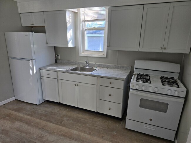 Building Photo - 1521 E Kirby Ave