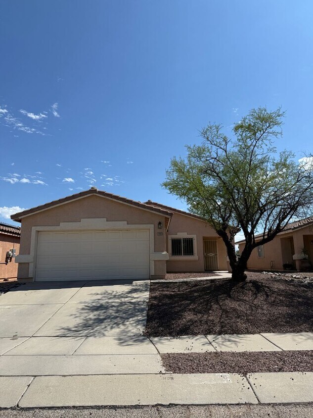 Primary Photo - NEW CARPET! 3 Bed / 2 Bath Single Family H...