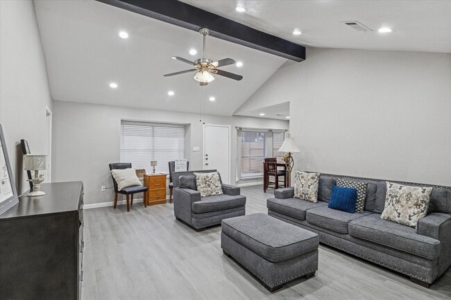 Foto del edificio - 4934 Deerwood Cir