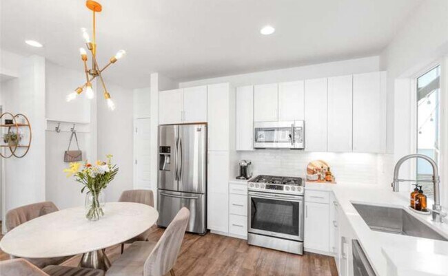 Foto del edificio - Beautiful 4 bedroom 3.5 bathroom home