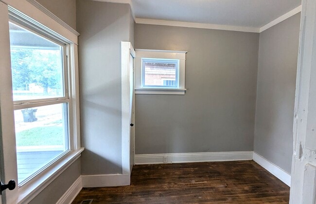 Building Photo - 486 E Apple Ave