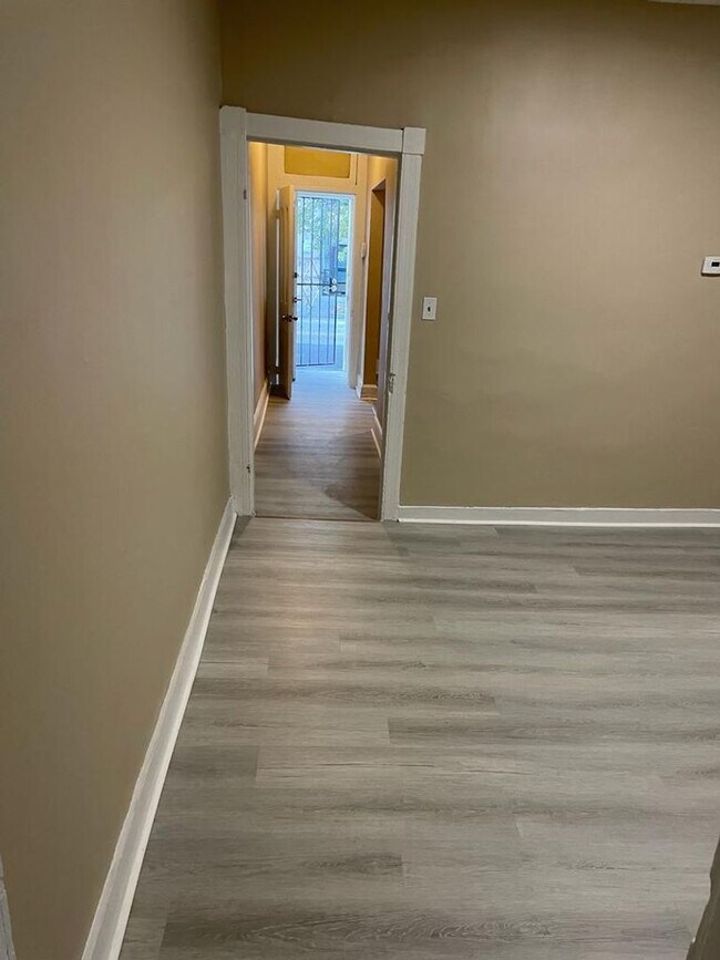 Foto del edificio - Two Bedroom One Bathroom Ready For An Imme...