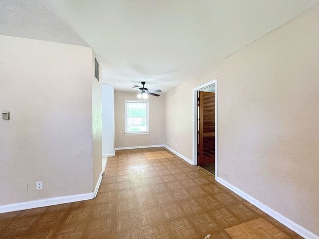 Foto del edificio - Large 3 bedroom with fenced in yard