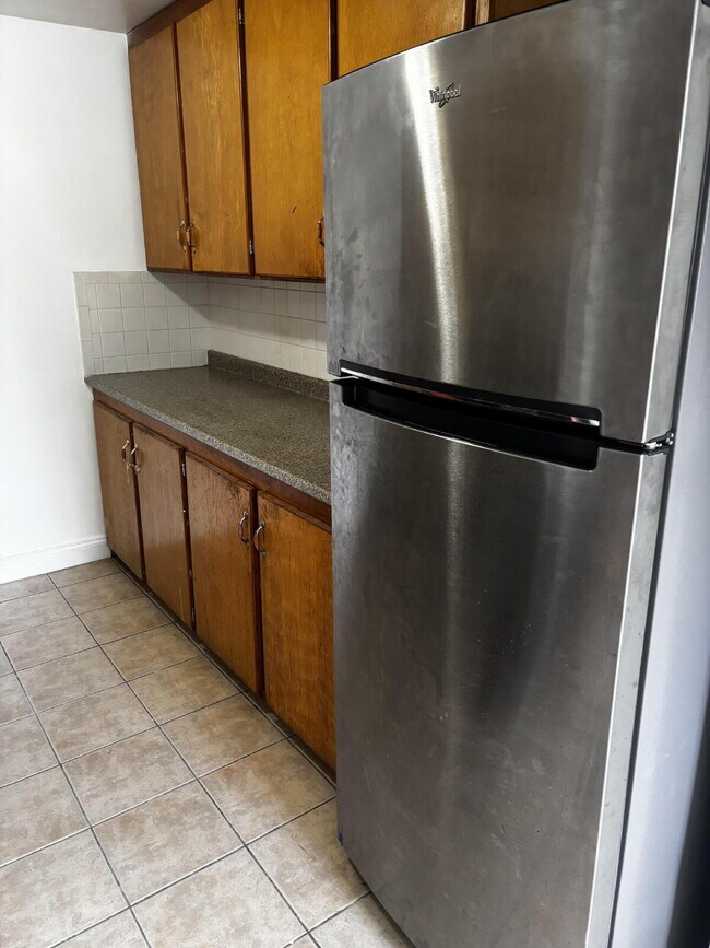 Foto del edificio - Bright, Updated 2-Bedroom Apartment in a Convenient Bath Location