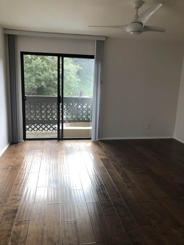 Master bedroom with private balcony - 2018 Griffith Park Blvd