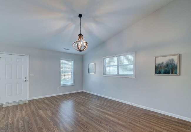 Building Photo - 619 Varsity Dr