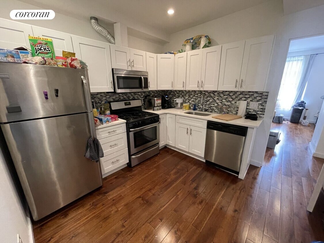 Primary Photo - 477 Putnam Ave