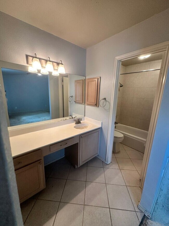 Foto del edificio - 3 BD/2.5 BA AVAILABLE IN GATED COMMUNITY I...