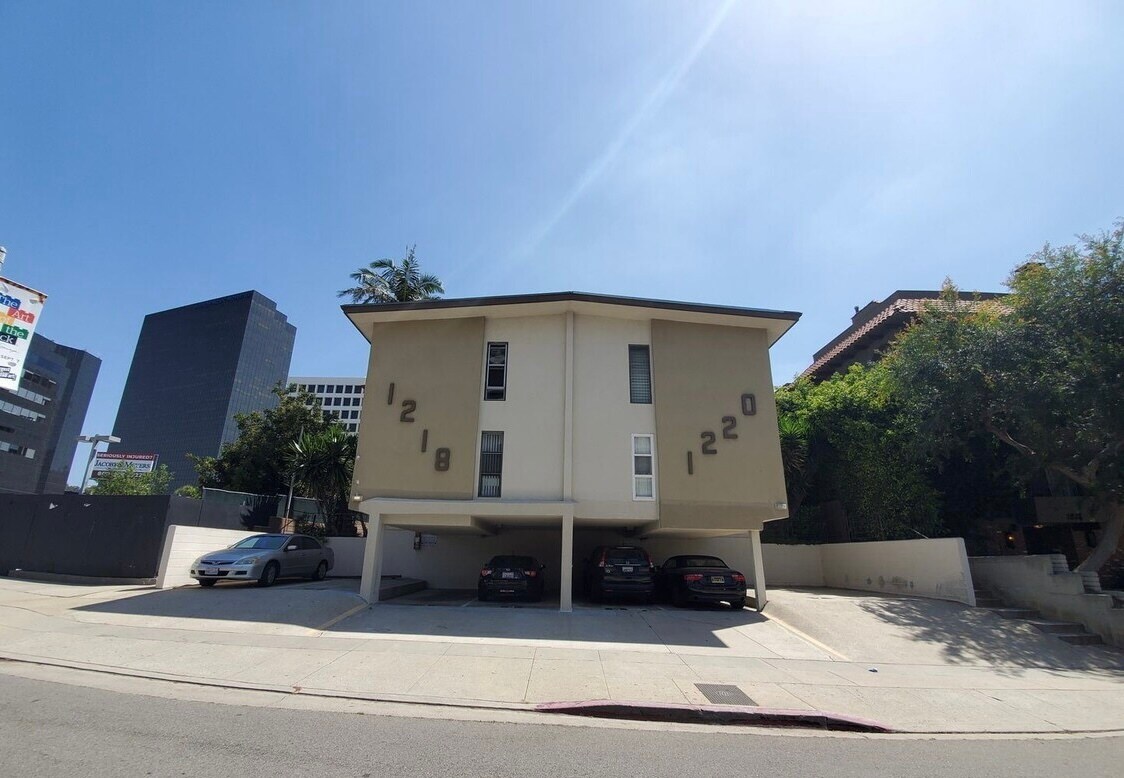 Primary Photo - 1218 S Barrington Ave