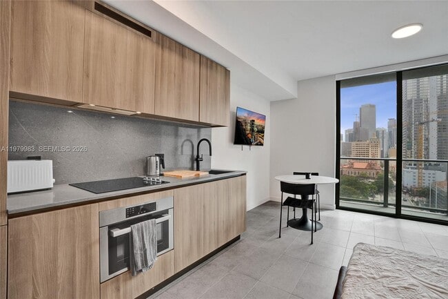 Building Photo - 121 NE 5th St