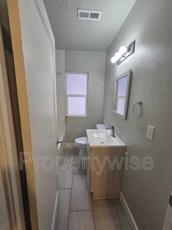 Building Photo - 136 S 900 E